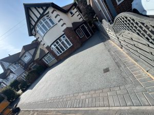 Large grey resin driveway to link detached home in Birmingham. Featuring charcoal block paving border with grey resin inner.